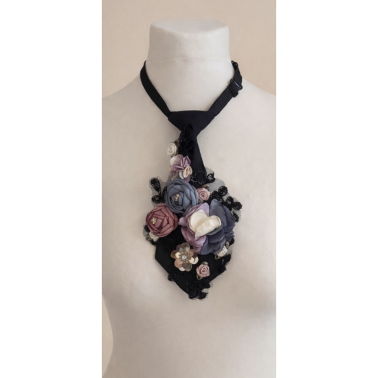 Krawat biżuteryjny z kwiatami 3D – elegancki akcent z artystycznym charakterem